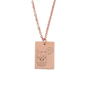 Vue détaillée du collier en acier inoxydable doré rose avec pendentif rectangulaire chat gravé.