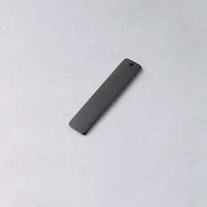 Ciondolo rettangolare in acciaio inossidabile nero accessorio DIY con foro dettaglio.