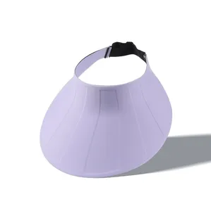Detailweergave van de lavendelkleurige zonneklep met brede rand en elastische verstelband.