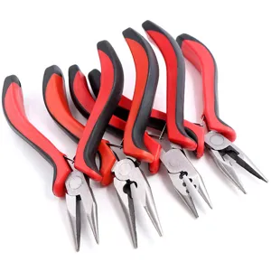 Nahaufnahme der Multifunktions-Spitzzange mit ergonomischen rot-schwarzen Griffen.