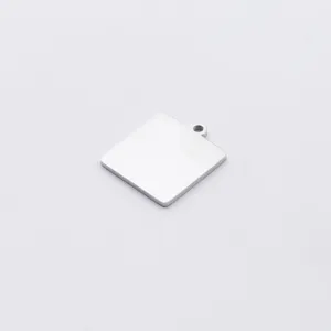 Ciondolo quadrato in acciaio inox vergine dettaglio, accessorio gioiello DIY inciso al laser.