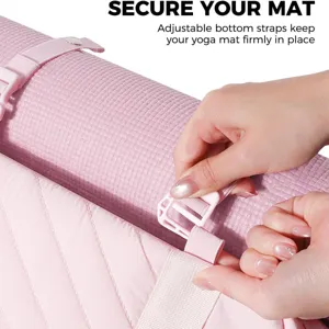 Primo piano delle cinghie regolabili che fissano saldamente un tappetino da yoga rosa sulla borsa.