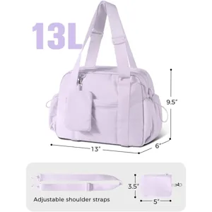 Vista dettagliata della borsa da palestra viola chiaro con cinghie regolabili e piccola pochette.