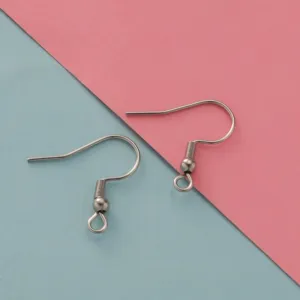 Vue detaillee de crochets de boucles doreilles en acier inoxydable pour fabrication bijoux.
