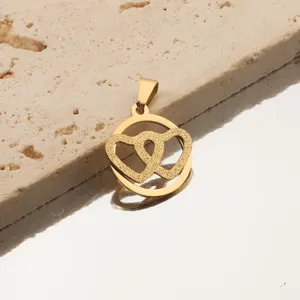 Vue détaillée du pendentif creux double cœur givré plaqué or 18K accessoire DIY.