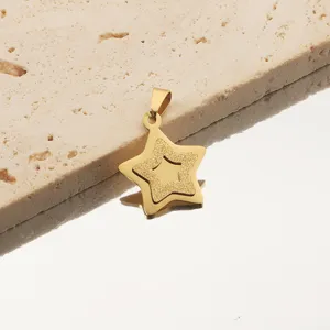 Pendentif étoile en acier inoxydable plaqué or avec texture mate et design creux pour bijoux DIY.