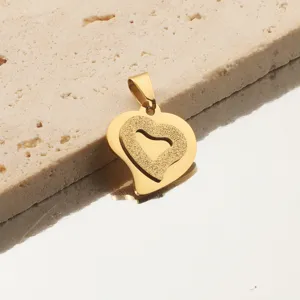 Exquis pendentif double cœur plaqué or, accessoire de bijoux DIY mat creux élégant.