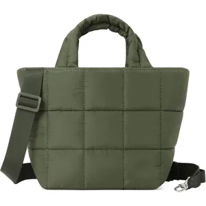 Dettaglio borsa trapuntata verde, morbida imbottitura, tracolla regolabile e dettagli metallo.