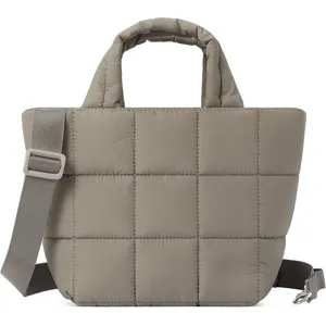 Vista dettagliata della borsa a tracolla trapuntata elegante, con morbida imbottitura.