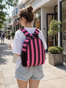 Sac à dos à rayures rose et noir vue détaillée montrant un design confortable et des poches.
