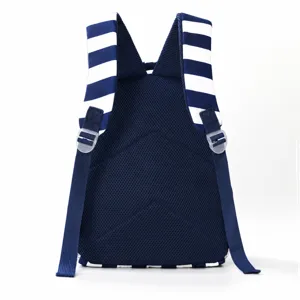 Sac à dos décontracté pour enfants à rayures bleu et blanc, panneau dorsal en mesh respirant.
