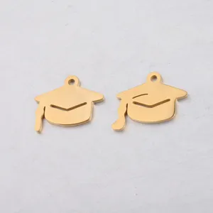 Goldfarbene Edelstahl Doktorhut Anhänger Detailansicht, ideal für DIY Schmuck und Bastelei.