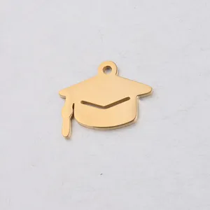 Goldener Edelstahl Doktorhut Anhänger Charm für DIY Schmuckherstellung und Abschlussgeschenke.