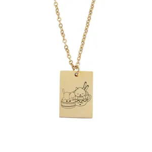 Gros plan détaillé d'un collier pendentif rectangulaire doré avec motif de chat mignon.