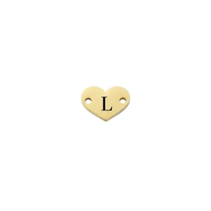 Dettaglio ciondolo cuore in acciaio inossidabile dorato specchio con lettera L per gioielli DIY.