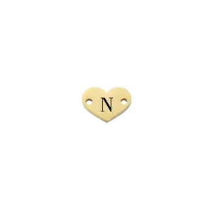 Dettaglio pendente cuore in acciaio inossidabile con lettera N incisa per gioielli.