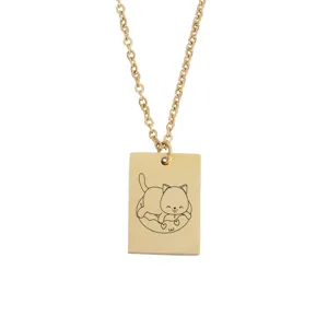 Vue détaillée du collier pendentif chat rectangulaire doré avec gravure laser propre.