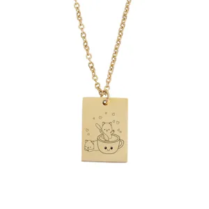 Collier pendentif rectangulaire en acier inoxydable doré avec motif de chat gravé mignon chic.