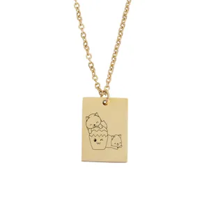 Collier pendentif rectangulaire en acier inoxydable doré avec détail de chat gravé mignon.