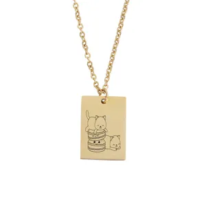 Collier en acier inoxydable doré avec joli pendentif rectangulaire gravé de chats.
