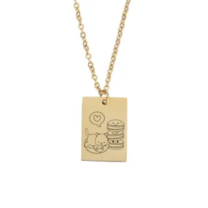 Collier pendentif rectangulaire en acier inoxydable doré avec motif gravé chat et macaron.