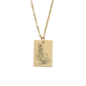 Collier pendentif rectangulaire en acier inoxydable doré avec un détail de chat gravé.