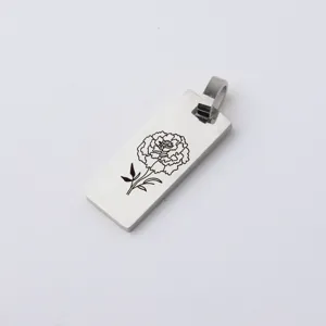 Detailansicht des rechteckigen Edelstahlshängers mit filigranem Blumenmotiv.