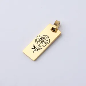 Nahaufnahme eines minimalistischen goldenen Edelstahl-Rechteckanhängers mit lasergraviertem Blumenmotiv.
