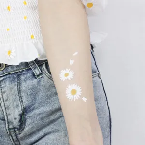 Waterdichte witte madeliefje tijdelijke tattoo sticker voor arm, unisex lichaamkunst mode.