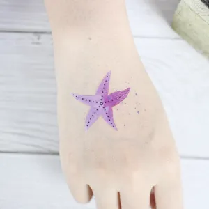 Adesivo per tatuaggio temporaneo impermeabile con simpatico design a stella marina viola.