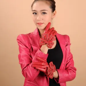 Gants rouges en cuir PU rivets nœud, vue de détail élégant pour femmes accessoires.