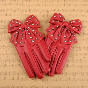 Gants en cuir synthétique rouge avec grand nœud et rivets, élégants vêtements de scène gothiques.
