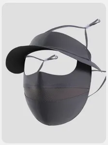 Gros plan détaillé du facekini de protection solaire gris foncé avec visière et filet.