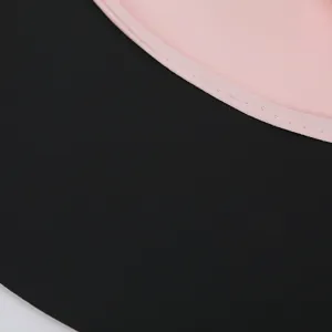 Détail en gros plan du masque solaire, tissu respirant en soie de glace, bordure rose et noire.