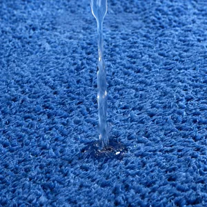 Detalle de alfombra de baño absorbente de felpa azul, moqueta de secado rápido de alta densidad.