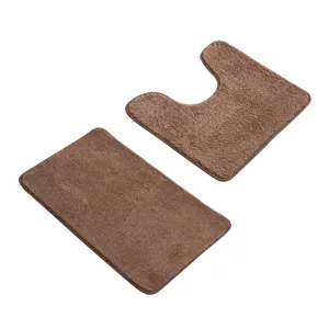 Ensemble de tapis de bain marron absorbant, tapis antidérapant et contour de WC doux.
