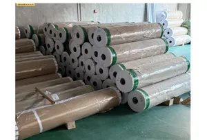 Rouleaux de protection de table en PVC et feuille de verre souple en stock, gros plan.