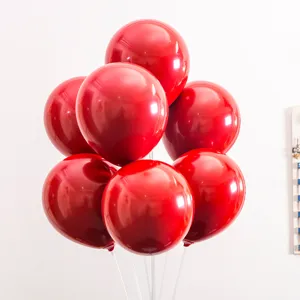 Bouquet de ballons rouges avec support transparent pour fête d'anniversaire et mariage.