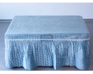 Vue detaillee de la housse en tissu matelasse bleu avec bordure en dentelle et poignee pratique.