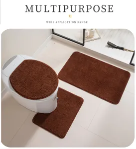 Detailansicht des 3-teiligen braunen Plüsch-Badematten-Sets in modernem Badezimmer.