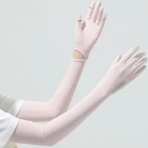 Vue détaillée des manchons de protection solaire en soie glacée, rose anti-UV avec rabat pour doigts.