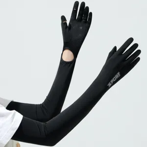Gros plan sur des manchons de protection solaire en soie glacée noire sans doigts pour sport.