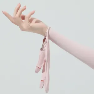 Gros plan sur les longues manches de protection solaire en soie glacée et tissu fin.