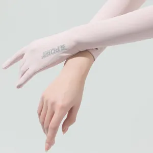 Gros plan détaillé de manchons de protection solaire en soie glacée rose clair pour femmes.