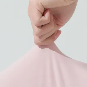 Vue détaillée des manches de protection solaire en soie glacée élastique avec texture douce.