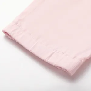 Détail de la manchette de protection solaire en soie glacée rose, nylon respirant, frais.