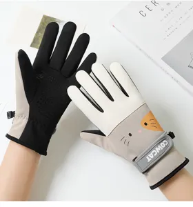 Detail view of thermal cycling gloves with cute cat design, windproof touch screen features.