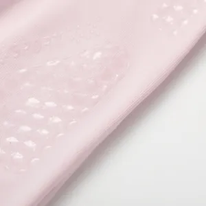Gros plan sur la manche de protection solaire en soie glacée rose à pois en silicone.