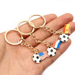 Gros plan detail du porte cles ballon de football en metal avec drapeaux nationaux.