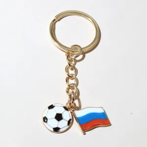 Vue détail de porte-clés pendentif ballon de football et drapeau de Russie métal.